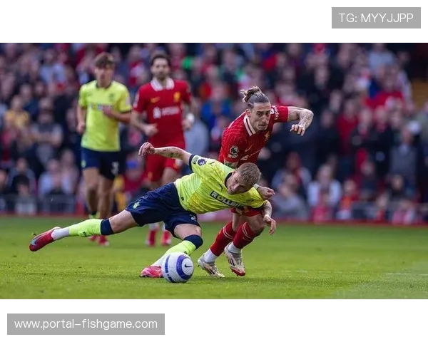 安菲尔德球迷氛围火热，风格演化在赛场文化中体现